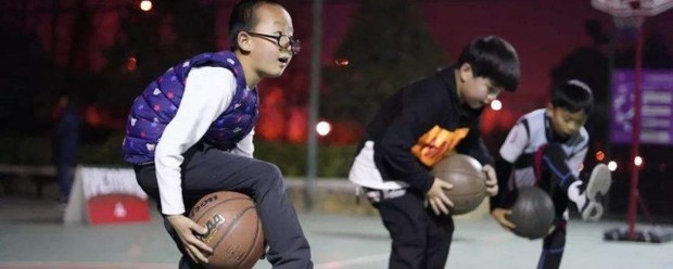 业余篮球爱好者在哪里可以找到表演赛资源_0